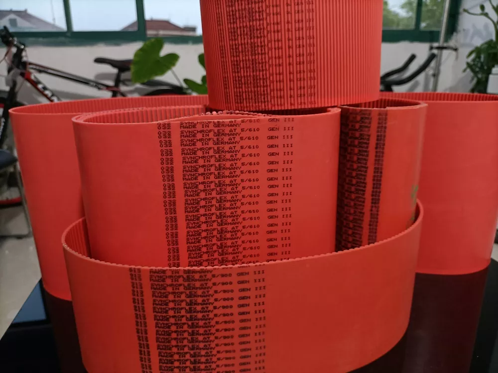 CONTI® SYNCHROFLEX GEN III
用于在高速条件下实现出色动力传动的重型聚氨酯同步带，内含平衡双丝S/Z抗拉体。